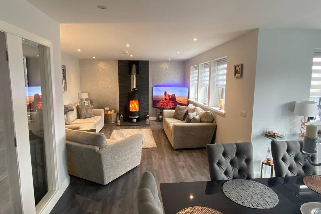 Alcantara- Modern Home With Hot Tub- Sleeps 10 Cromdale Exteriér fotografie