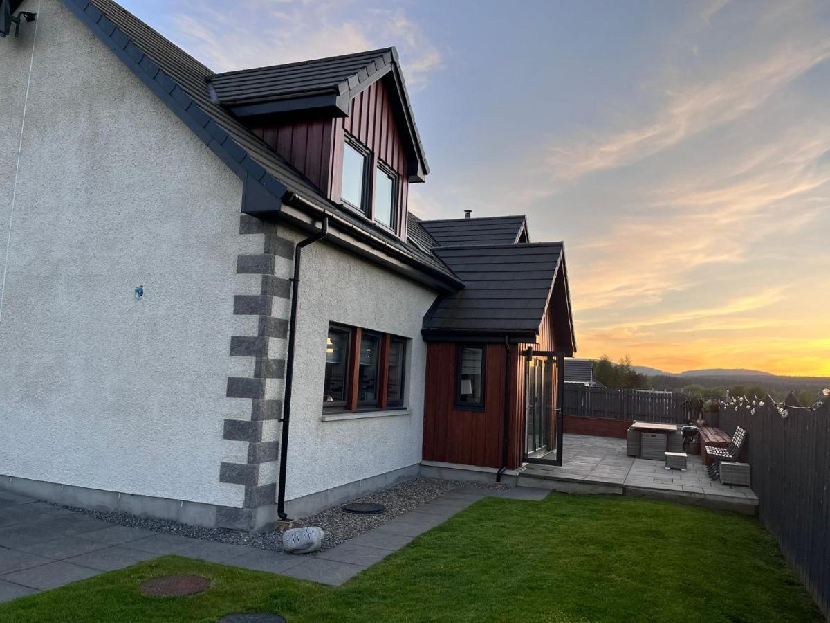 Alcantara- Modern Home With Hot Tub- Sleeps 10 Cromdale Exteriér fotografie